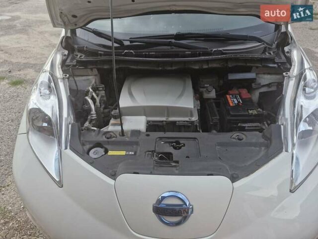 Белый Ниссан Лиф, объемом двигателя 0 л и пробегом 111 тыс. км за 8200 $, фото 1 на Automoto.ua