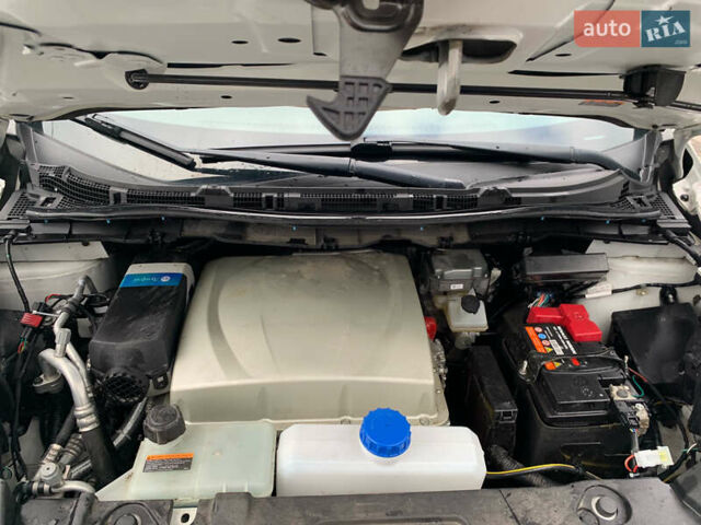 Белый Ниссан Лиф, объемом двигателя 0 л и пробегом 90 тыс. км за 8500 $, фото 5 на Automoto.ua