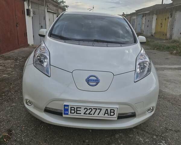 Белый Ниссан Лиф, объемом двигателя 0 л и пробегом 111 тыс. км за 8200 $, фото 7 на Automoto.ua