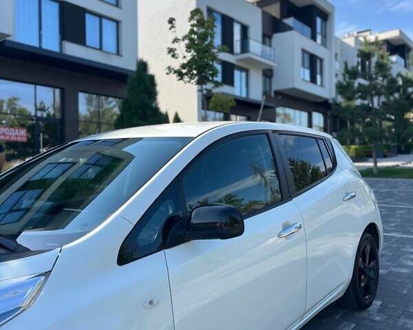 Білий Ніссан Ліф, об'ємом двигуна 0 л та пробігом 96 тис. км за 9500 $, фото 3 на Automoto.ua