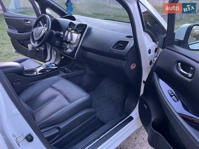 Белый Ниссан Лиф, объемом двигателя 0 л и пробегом 107 тыс. км за 8400 $, фото 19 на Automoto.ua