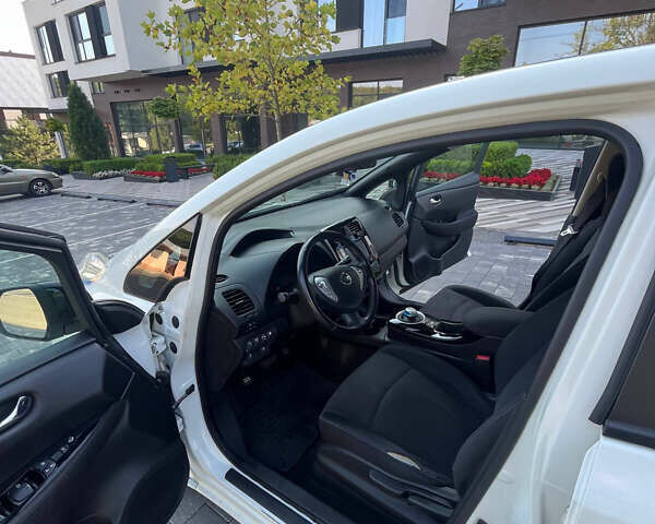 Білий Ніссан Ліф, об'ємом двигуна 0 л та пробігом 96 тис. км за 9500 $, фото 60 на Automoto.ua