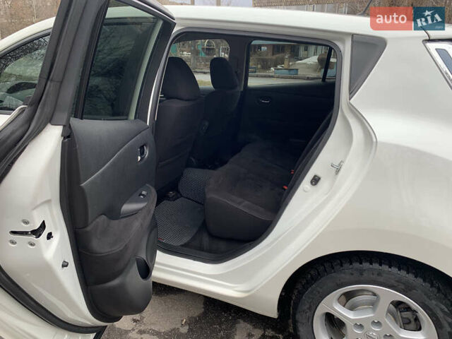 Белый Ниссан Лиф, объемом двигателя 0 л и пробегом 90 тыс. км за 8500 $, фото 7 на Automoto.ua