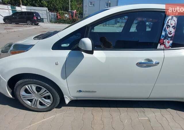 Белый Ниссан Лиф, объемом двигателя 0 л и пробегом 105 тыс. км за 9050 $, фото 6 на Automoto.ua