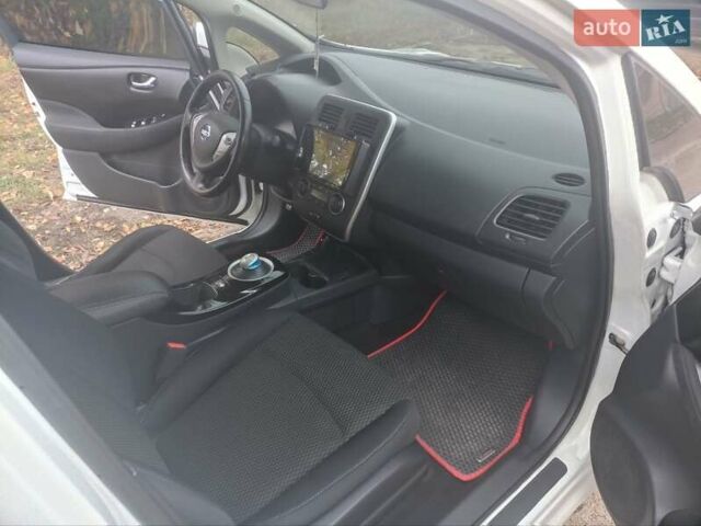 Белый Ниссан Лиф, объемом двигателя 0 л и пробегом 170 тыс. км за 5999 $, фото 3 на Automoto.ua