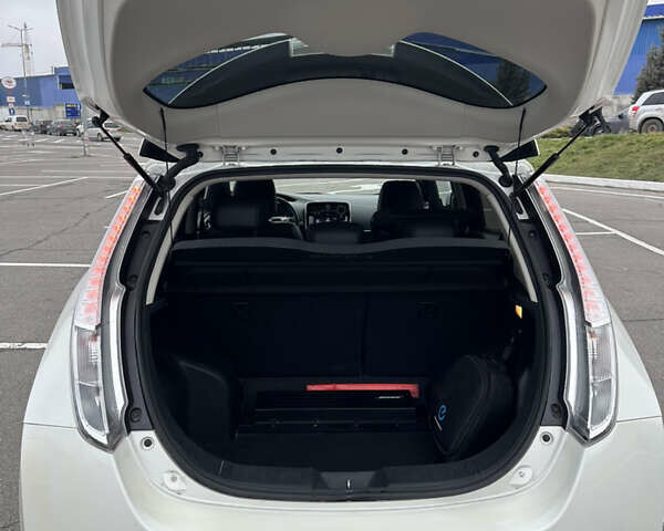 Белый Ниссан Лиф, объемом двигателя 0 л и пробегом 93 тыс. км за 8000 $, фото 13 на Automoto.ua