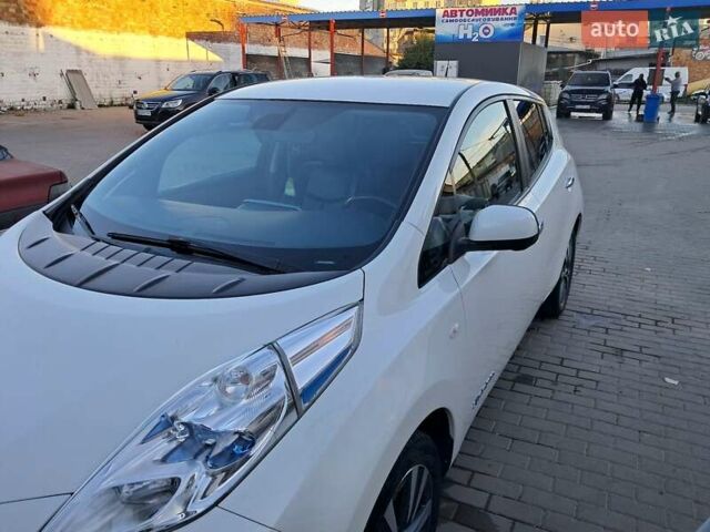 Білий Ніссан Ліф, об'ємом двигуна 0 л та пробігом 109 тис. км за 9500 $, фото 6 на Automoto.ua