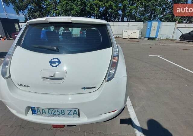 Белый Ниссан Лиф, объемом двигателя 0 л и пробегом 105 тыс. км за 9050 $, фото 12 на Automoto.ua