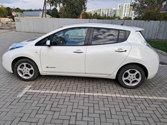 Белый Ниссан Лиф, объемом двигателя 0 л и пробегом 49 тыс. км за 7500 $, фото 3 на Automoto.ua