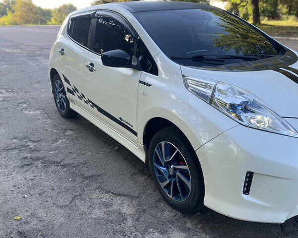 Белый Ниссан Лиф, объемом двигателя 0 л и пробегом 118 тыс. км за 9500 $, фото 2 на Automoto.ua