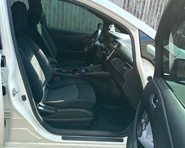 Белый Ниссан Лиф, объемом двигателя 0 л и пробегом 230 тыс. км за 10000 $, фото 4 на Automoto.ua