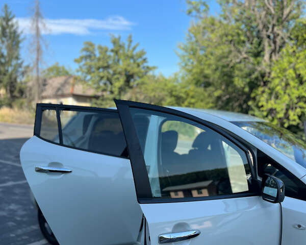 Білий Ніссан Ліф, об'ємом двигуна 0 л та пробігом 96 тис. км за 9500 $, фото 15 на Automoto.ua