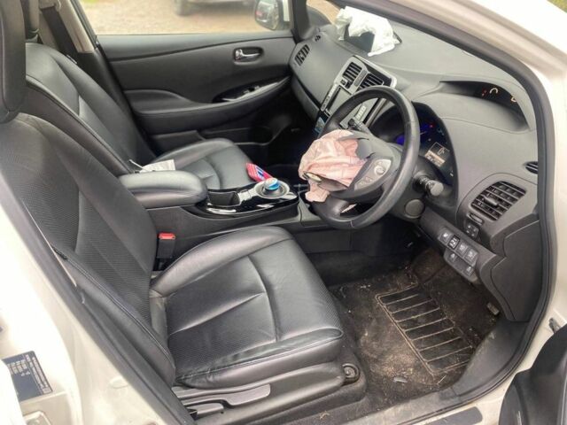 Белый Ниссан Лиф, объемом двигателя 0 л и пробегом 88 тыс. км за 4000 $, фото 8 на Automoto.ua