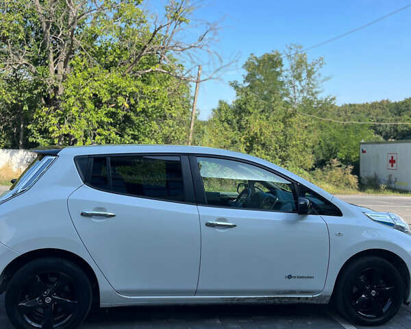 Білий Ніссан Ліф, об'ємом двигуна 0 л та пробігом 96 тис. км за 9500 $, фото 12 на Automoto.ua