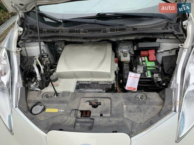 Белый Ниссан Лиф, объемом двигателя 0 л и пробегом 56 тыс. км за 7400 $, фото 9 на Automoto.ua