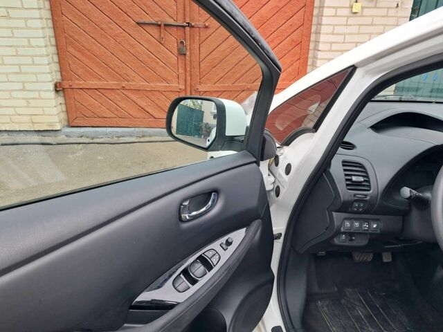 Белый Ниссан Лиф, объемом двигателя 0 л и пробегом 49 тыс. км за 7500 $, фото 16 на Automoto.ua