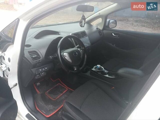 Белый Ниссан Лиф, объемом двигателя 0 л и пробегом 170 тыс. км за 5999 $, фото 2 на Automoto.ua