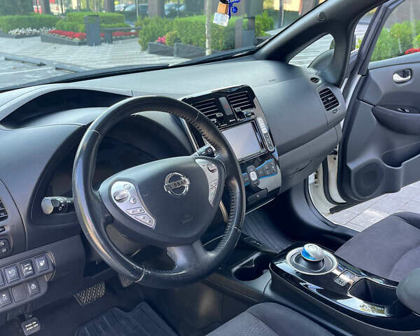 Білий Ніссан Ліф, об'ємом двигуна 0 л та пробігом 96 тис. км за 9500 $, фото 17 на Automoto.ua