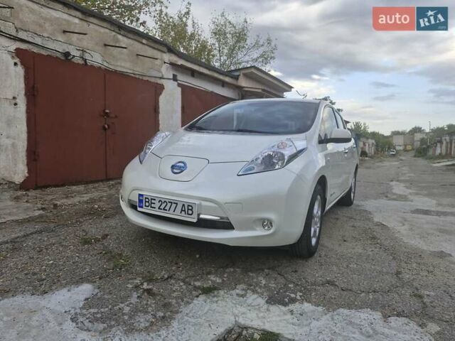 Белый Ниссан Лиф, объемом двигателя 0 л и пробегом 111 тыс. км за 8200 $, фото 13 на Automoto.ua