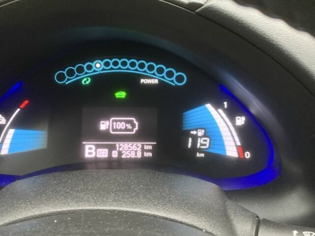 Белый Ниссан Лиф, объемом двигателя 0 л и пробегом 88 тыс. км за 4000 $, фото 1 на Automoto.ua