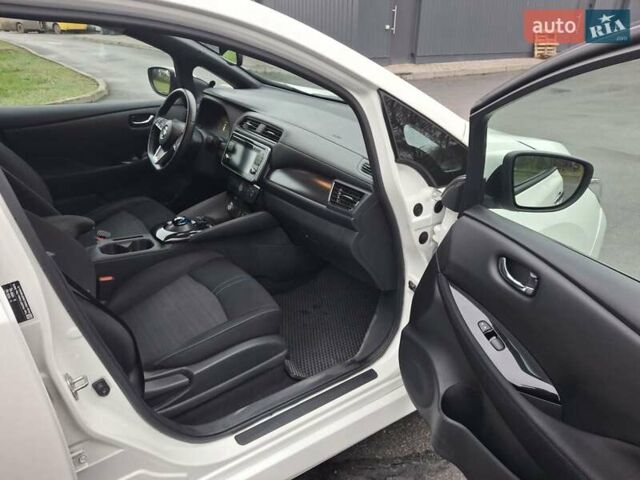 Белый Ниссан Лиф, объемом двигателя 0 л и пробегом 142 тыс. км за 12500 $, фото 16 на Automoto.ua