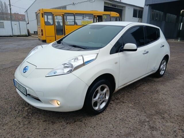 Білий Ніссан Ліф, об'ємом двигуна 0 л та пробігом 243 тис. км за 4999 $, фото 1 на Automoto.ua