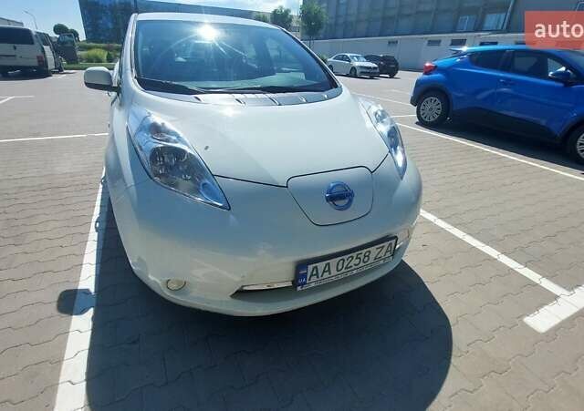 Белый Ниссан Лиф, объемом двигателя 0 л и пробегом 105 тыс. км за 9050 $, фото 4 на Automoto.ua