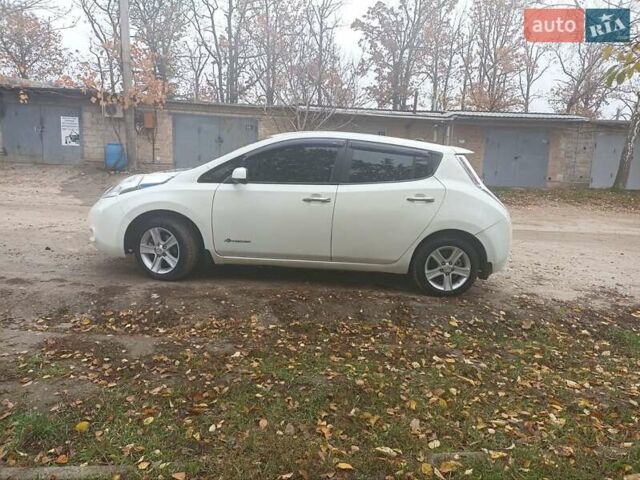 Белый Ниссан Лиф, объемом двигателя 0 л и пробегом 170 тыс. км за 5999 $, фото 11 на Automoto.ua