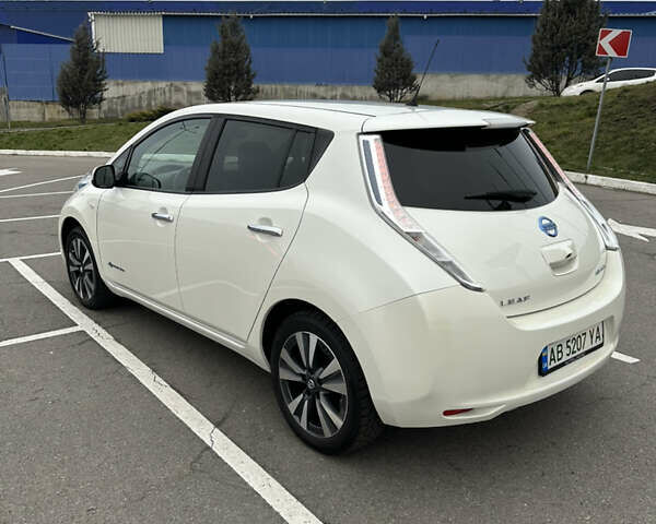 Белый Ниссан Лиф, объемом двигателя 0 л и пробегом 93 тыс. км за 8000 $, фото 4 на Automoto.ua