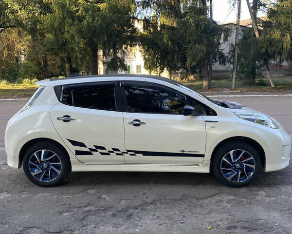 Белый Ниссан Лиф, объемом двигателя 0 л и пробегом 118 тыс. км за 9500 $, фото 3 на Automoto.ua