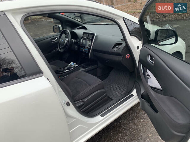 Белый Ниссан Лиф, объемом двигателя 0 л и пробегом 90 тыс. км за 8500 $, фото 4 на Automoto.ua