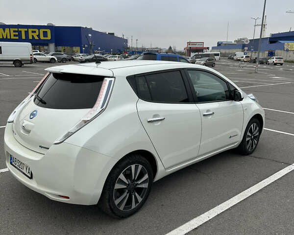 Белый Ниссан Лиф, объемом двигателя 0 л и пробегом 93 тыс. км за 8000 $, фото 2 на Automoto.ua