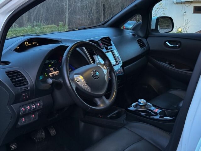 Белый Ниссан Лиф, объемом двигателя 0 л и пробегом 115 тыс. км за 7800 $, фото 10 на Automoto.ua