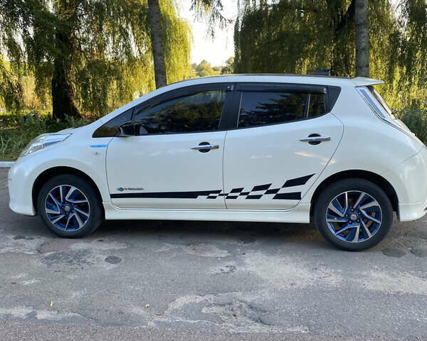 Белый Ниссан Лиф, объемом двигателя 0 л и пробегом 118 тыс. км за 9500 $, фото 5 на Automoto.ua