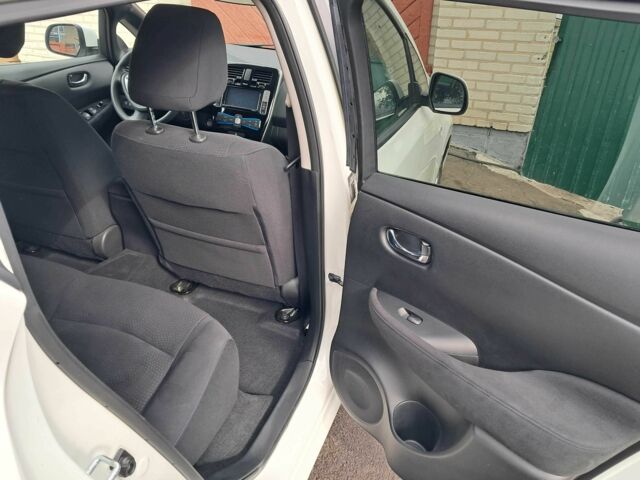 Белый Ниссан Лиф, объемом двигателя 0 л и пробегом 49 тыс. км за 7500 $, фото 13 на Automoto.ua