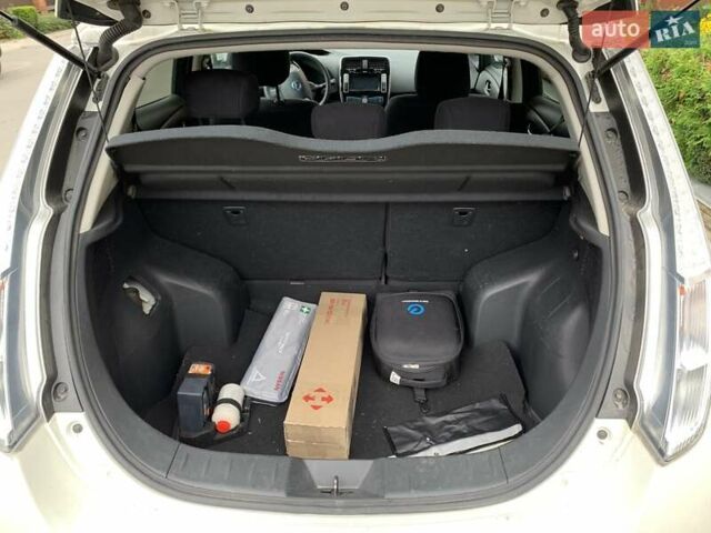 Белый Ниссан Лиф, объемом двигателя 0 л и пробегом 56 тыс. км за 7400 $, фото 8 на Automoto.ua