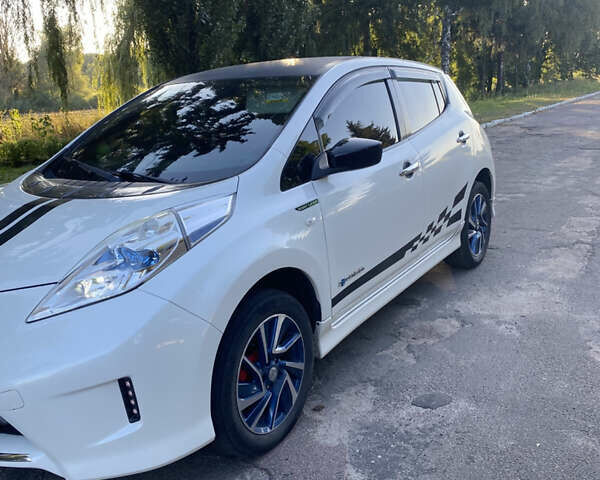 Белый Ниссан Лиф, объемом двигателя 0 л и пробегом 118 тыс. км за 9500 $, фото 1 на Automoto.ua