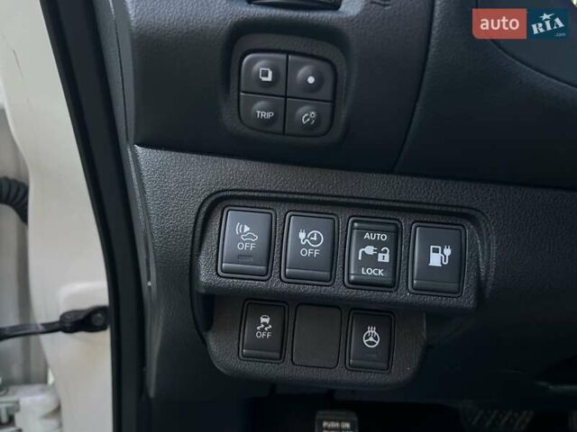 Белый Ниссан Лиф, объемом двигателя 0 л и пробегом 107 тыс. км за 8400 $, фото 13 на Automoto.ua