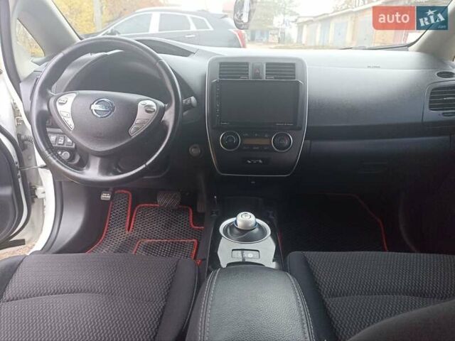 Белый Ниссан Лиф, объемом двигателя 0 л и пробегом 170 тыс. км за 5999 $, фото 4 на Automoto.ua
