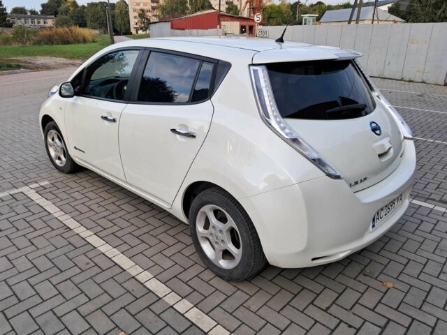 Белый Ниссан Лиф, объемом двигателя 0 л и пробегом 49 тыс. км за 7500 $, фото 4 на Automoto.ua