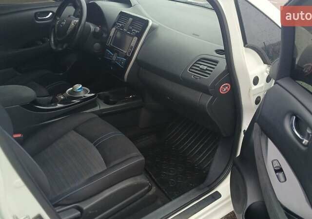 Білий Ніссан Ліф, об'ємом двигуна 0 л та пробігом 140 тис. км за 5000 $, фото 6 на Automoto.ua