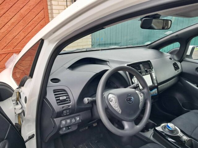 Белый Ниссан Лиф, объемом двигателя 0 л и пробегом 49 тыс. км за 7500 $, фото 17 на Automoto.ua