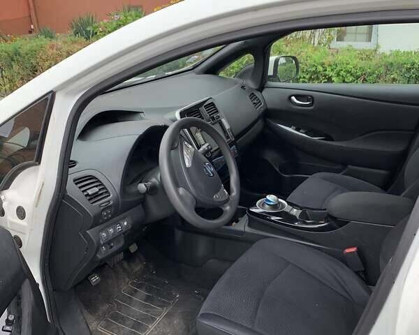 Белый Ниссан Лиф, объемом двигателя 0 л и пробегом 56 тыс. км за 7400 $, фото 4 на Automoto.ua