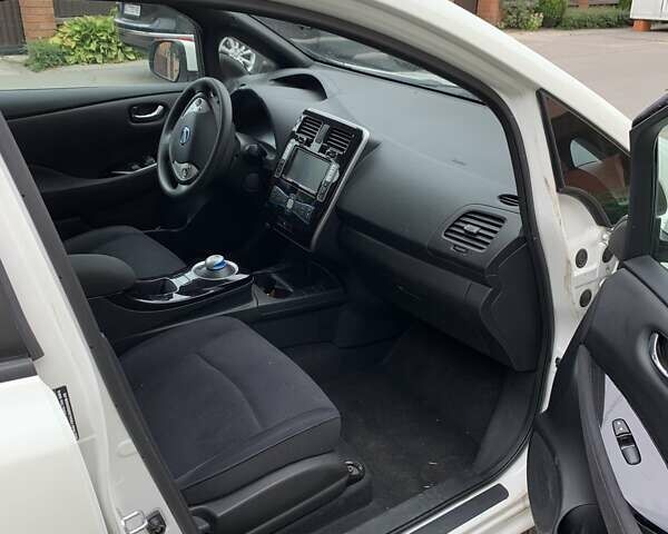 Белый Ниссан Лиф, объемом двигателя 0 л и пробегом 56 тыс. км за 7400 $, фото 5 на Automoto.ua