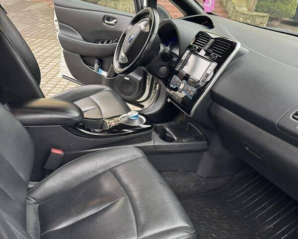 Белый Ниссан Лиф, объемом двигателя 0 л и пробегом 124 тыс. км за 9200 $, фото 8 на Automoto.ua