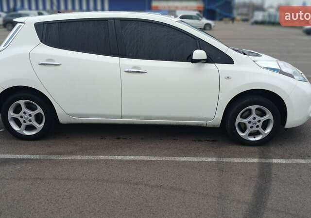 Білий Ніссан Ліф, об'ємом двигуна 0 л та пробігом 140 тис. км за 5000 $, фото 1 на Automoto.ua