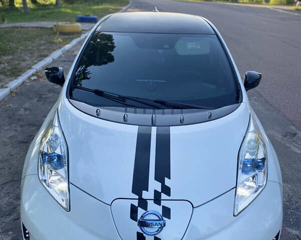 Белый Ниссан Лиф, объемом двигателя 0 л и пробегом 118 тыс. км за 9500 $, фото 6 на Automoto.ua