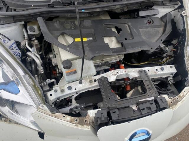 Белый Ниссан Лиф, объемом двигателя 0 л и пробегом 88 тыс. км за 4000 $, фото 2 на Automoto.ua