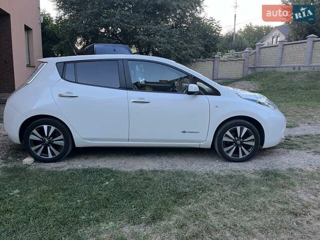 Белый Ниссан Лиф, объемом двигателя 0 л и пробегом 107 тыс. км за 8400 $, фото 7 на Automoto.ua