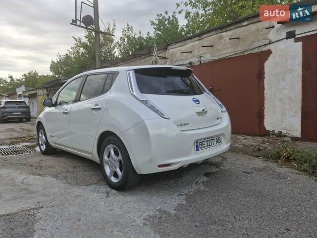 Белый Ниссан Лиф, объемом двигателя 0 л и пробегом 111 тыс. км за 8200 $, фото 9 на Automoto.ua